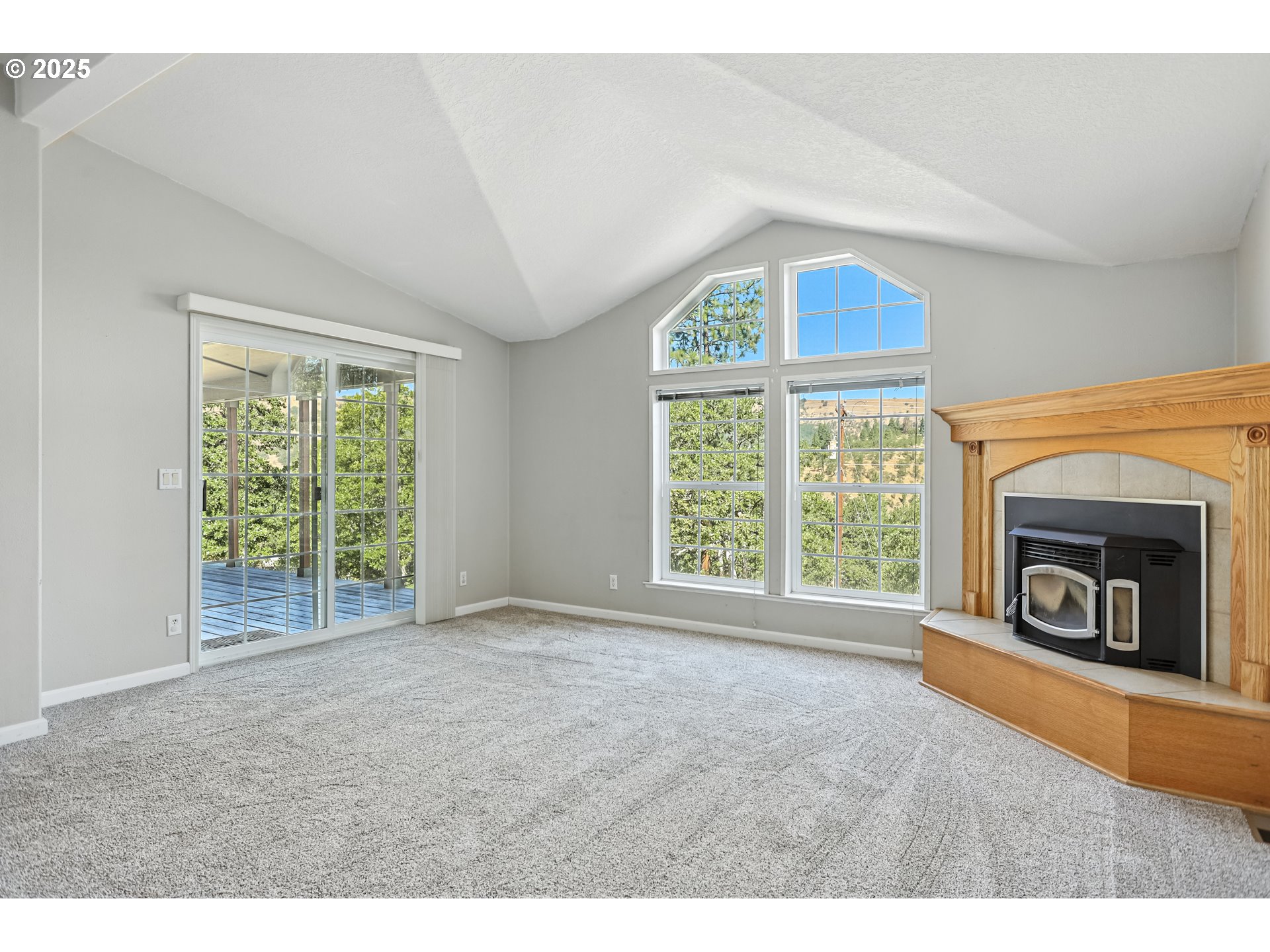 6305 Cherry Heights Road The Dalles, OR 97058 - Photo 9 of 48 Family Room