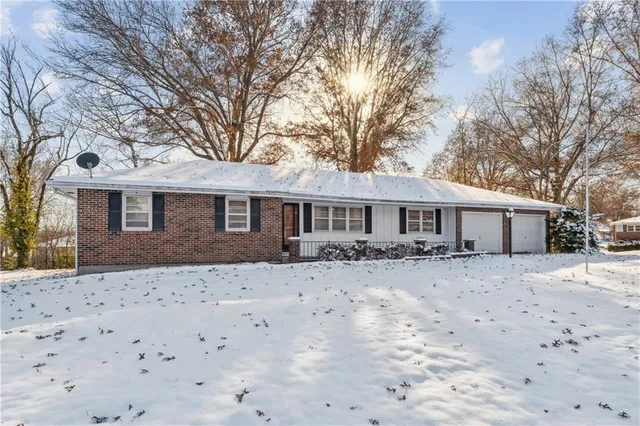 $149,900 | 502 Crest Drive, Sweet Springs, MO 65351