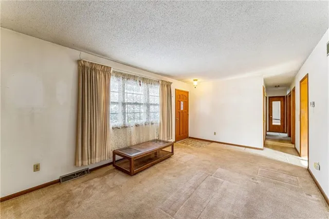 $149,900 | 502 Crest Drive, Sweet Springs, MO 65351