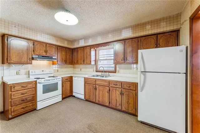 $149,900 | 502 Crest Drive, Sweet Springs, MO 65351