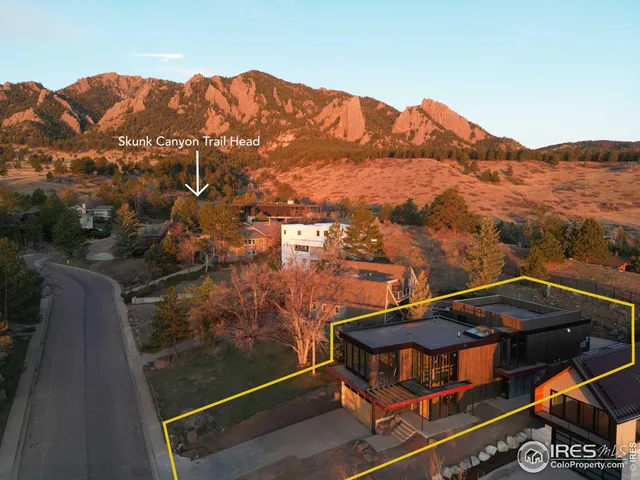 a view of a balcony with an outdoor seating yard and mountain view