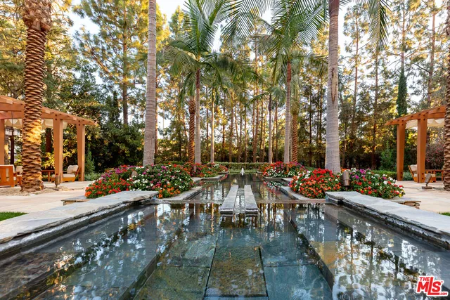 a view of yard with green space