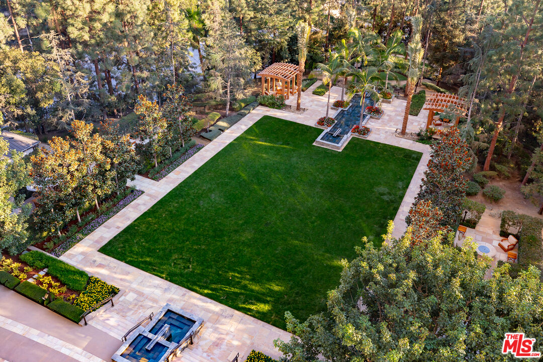 1 West Century Drive, Unit 8D Los Angeles, CA 90067 - Photo 4 of 12 a view of yard with green space