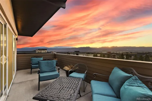 a view of sitting area with furniture and city view