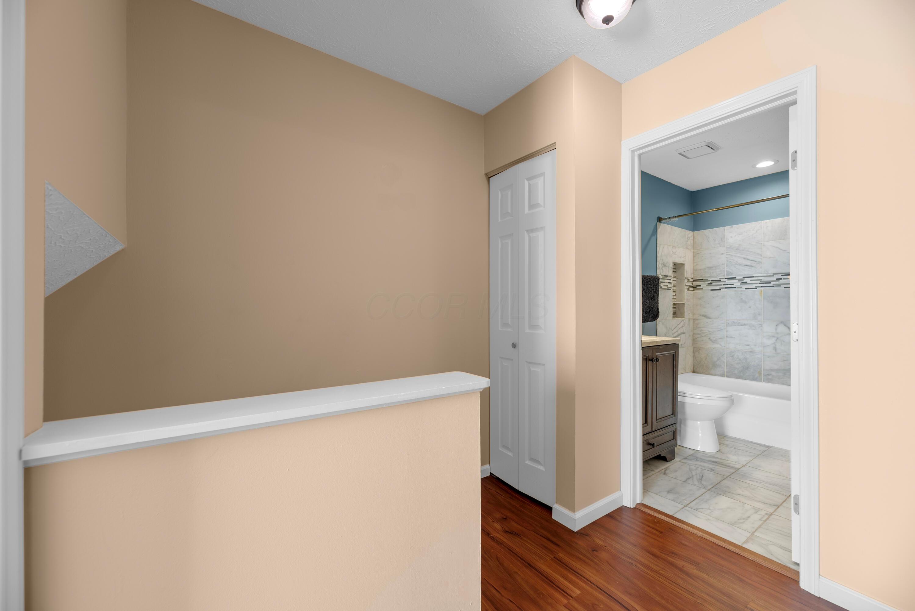 1710 Boulder Court Powell, OH 43065 - Photo 24 of 45 Upper level hall