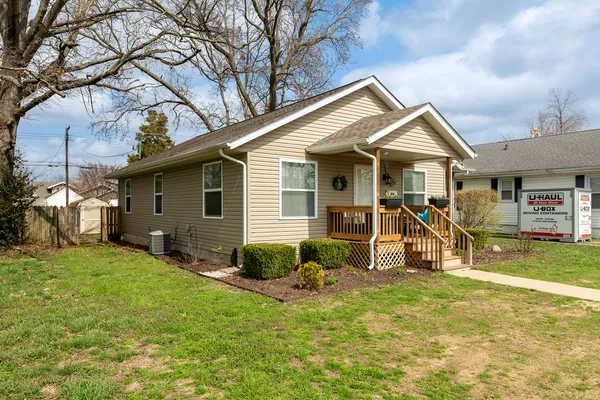 a view of a house with backyard