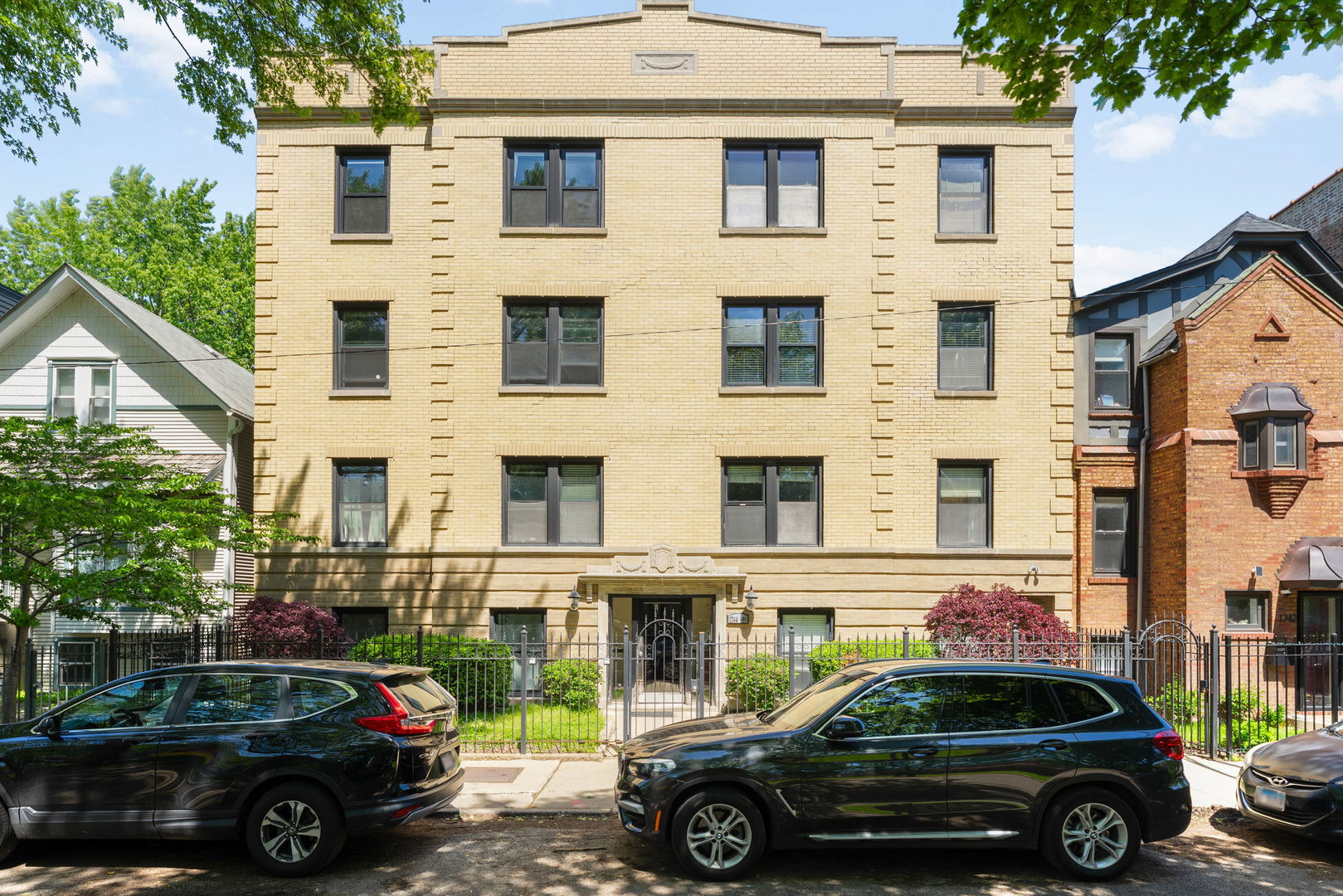 1744 West Henderson Street, Unit 2 Chicago, IL 60657 - Photo 2 of 34