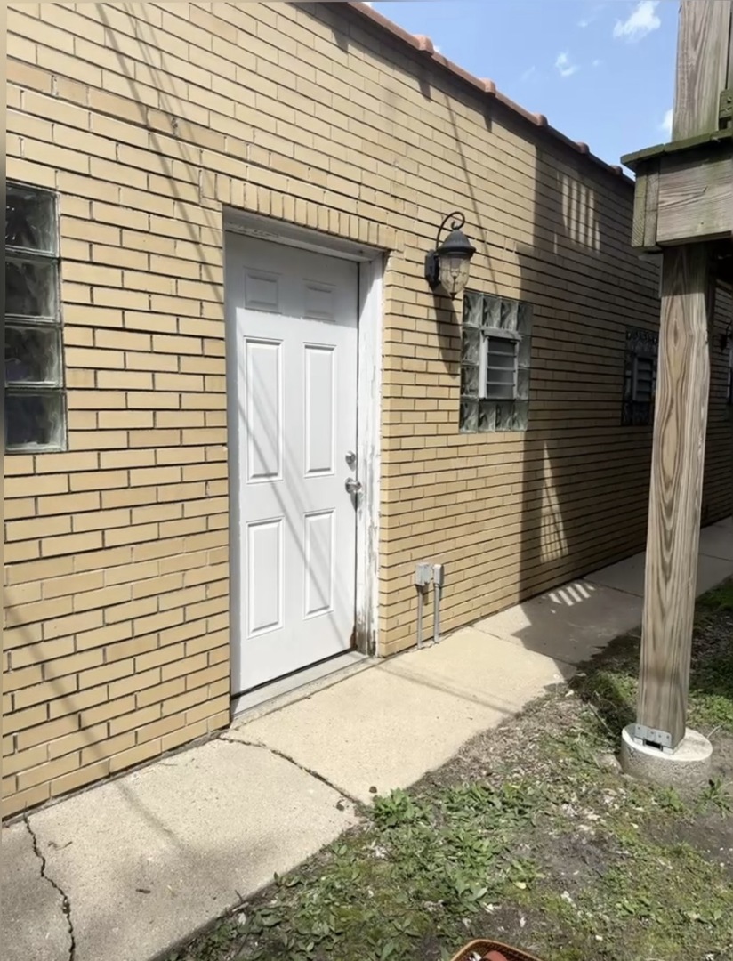 1744 West Henderson Street, Unit 2 Chicago, IL 60657 - Photo 32 of 34