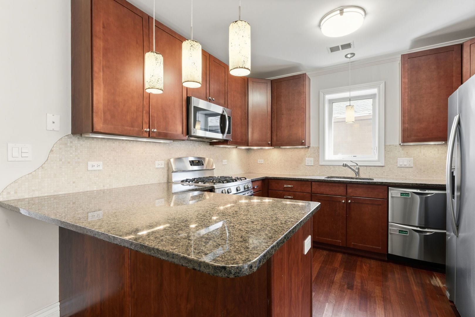 1744 West Henderson Street, Unit 2 Chicago, IL 60657 - Photo 9 of 34