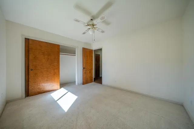 a view of empty room with a ceiling fan