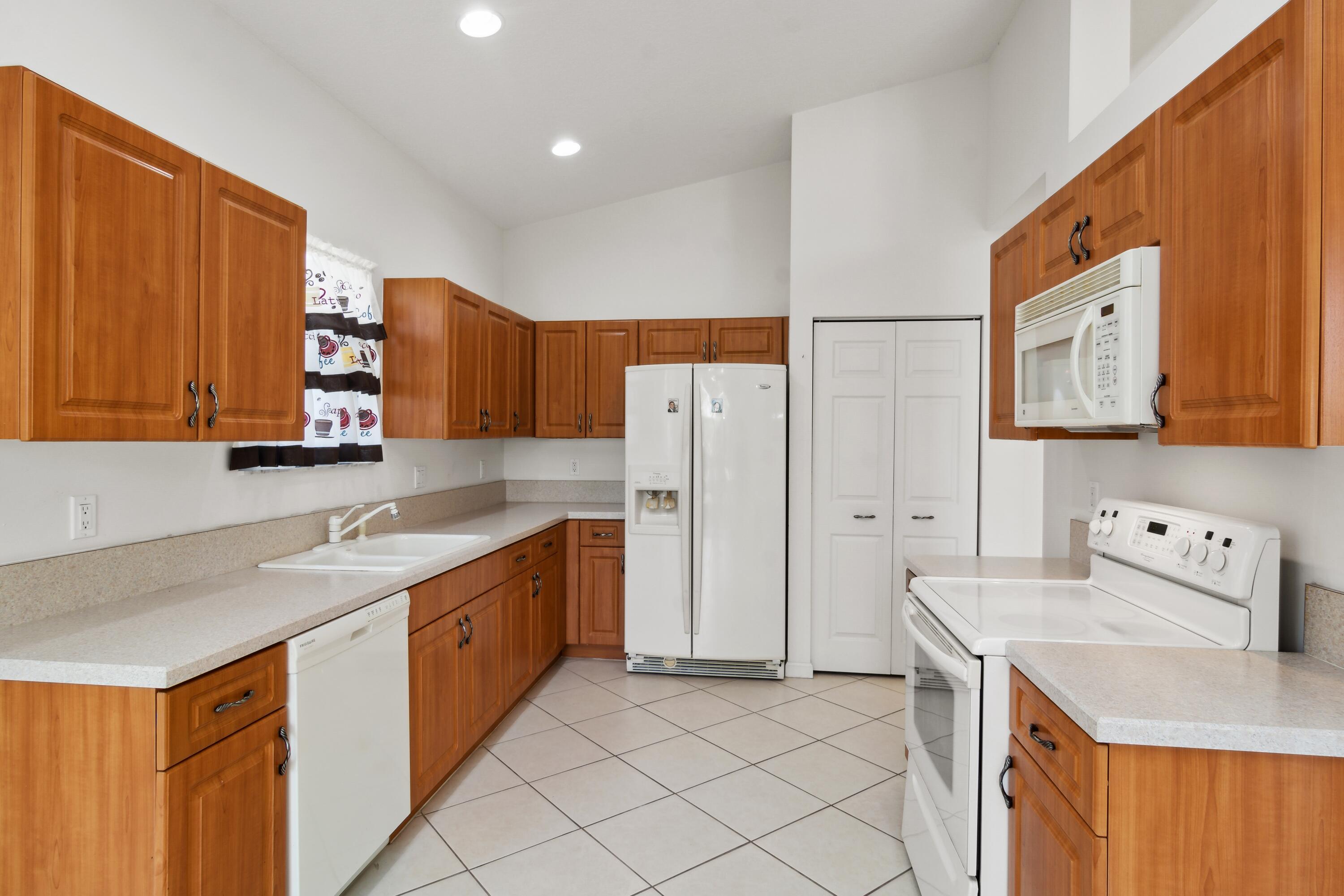403 Springview Loop Port St. Lucie, FL 34986 - Photo 6 of 52 06_403NWSpringviewLoop_177002_Kitchen_Hi