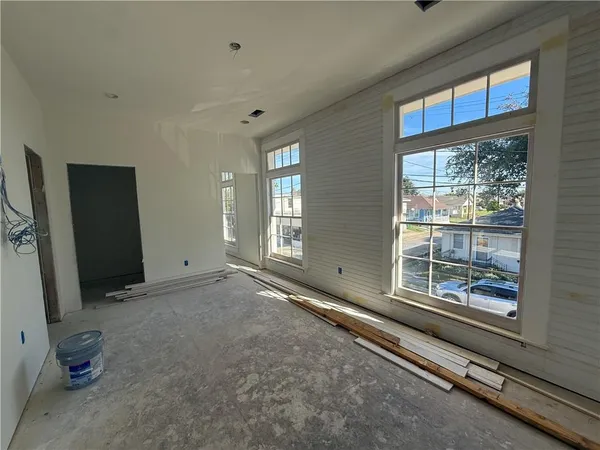 $2,700 | 300 Lafayette Street, Gretna, LA 70053