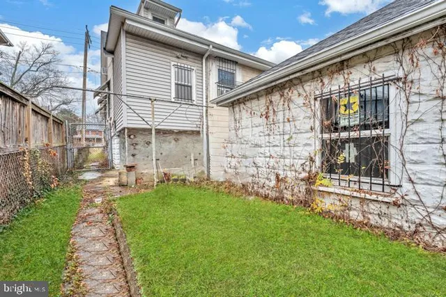 a view of a back yard of the house
