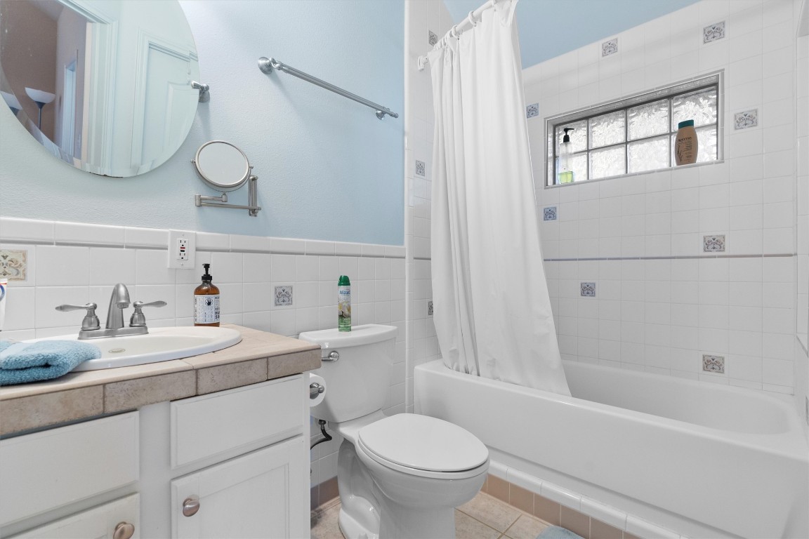 1092 Farm To Market Road 3000 Elgin, TX 78621 - Photo 33 of 40 a bathroom with a sink a toilet and a bathtub