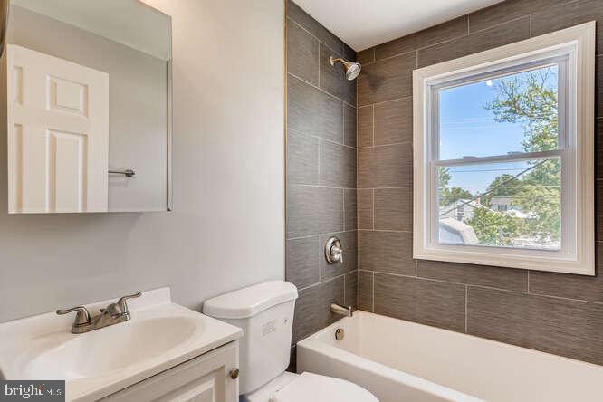 2713 Southbrook Road Baltimore, MD 21222 - Photo 15 of 26 2nd Level Bathroom w/Tub Shower