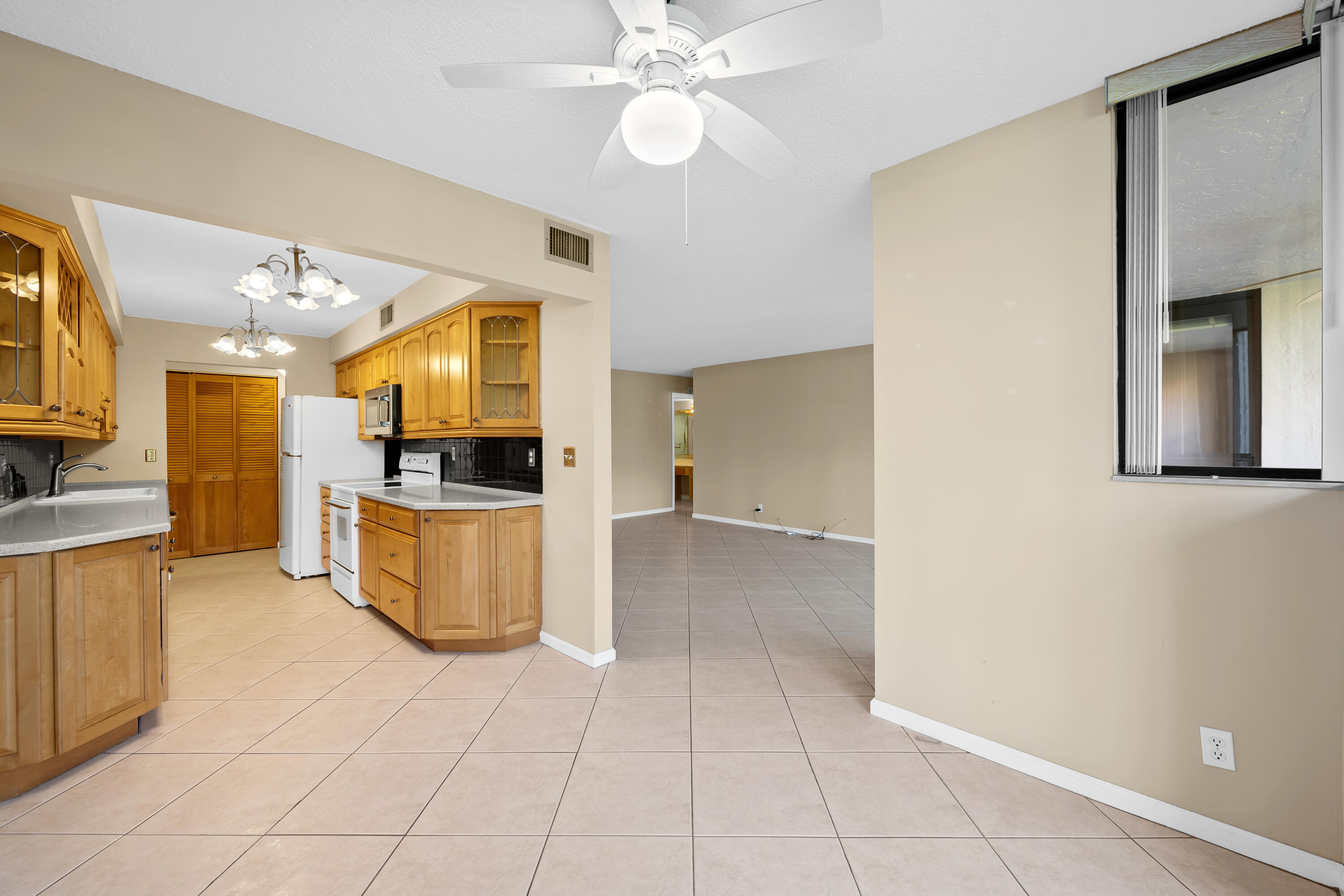 800 Jeffery Street, Unit 103 Boca Raton, FL 33487 - Photo 4 of 40 DSC_6579