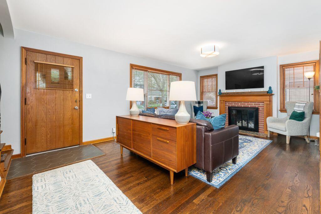 540 East Beaumont Road Columbus, OH 43214 - Photo 5 of 21 Living Room 2