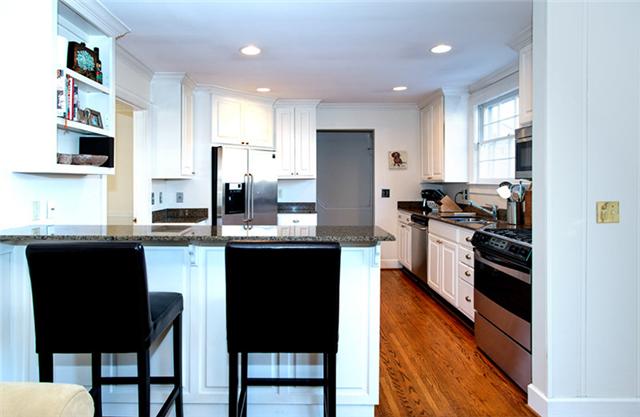 106 Alton Road Nashville, TN 37205 - Photo 6 of 15 Open concept kitchen with dining bar