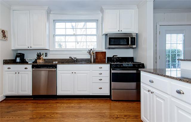 106 Alton Road Nashville, TN 37205 - Photo 7 of 15 Granite counters and stainless appliances-refrigerator stays!