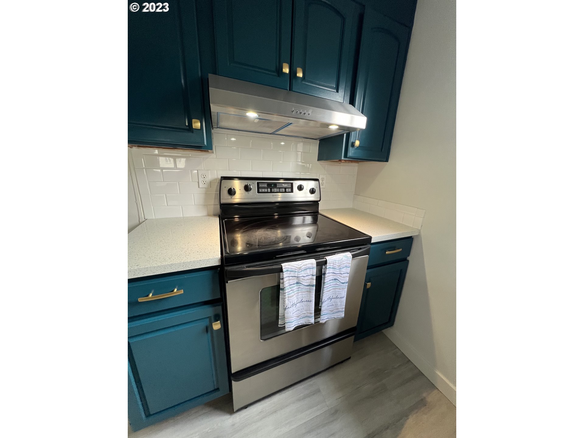 16745 Southeast Division Street, Unit 290 Portland, OR 97236 - Photo 22 of 22 a stove top oven sitting inside of a kitchen