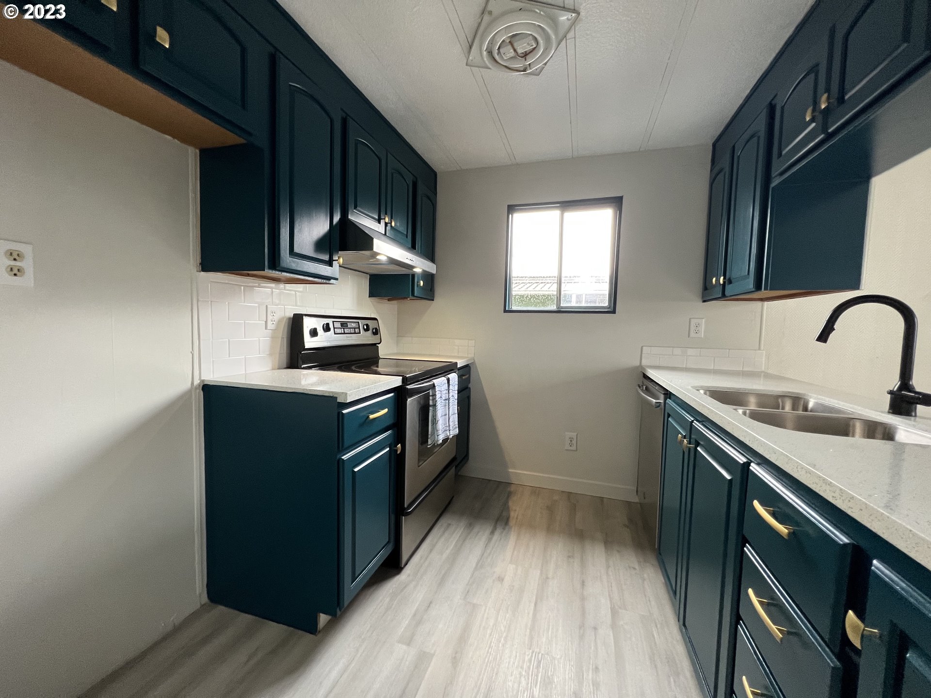 16745 Southeast Division Street, Unit 290 Portland, OR 97236 - Photo 5 of 22 a kitchen with a sink stove and cabinets