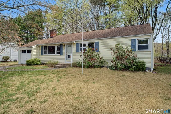 a view of a house with yard and plants