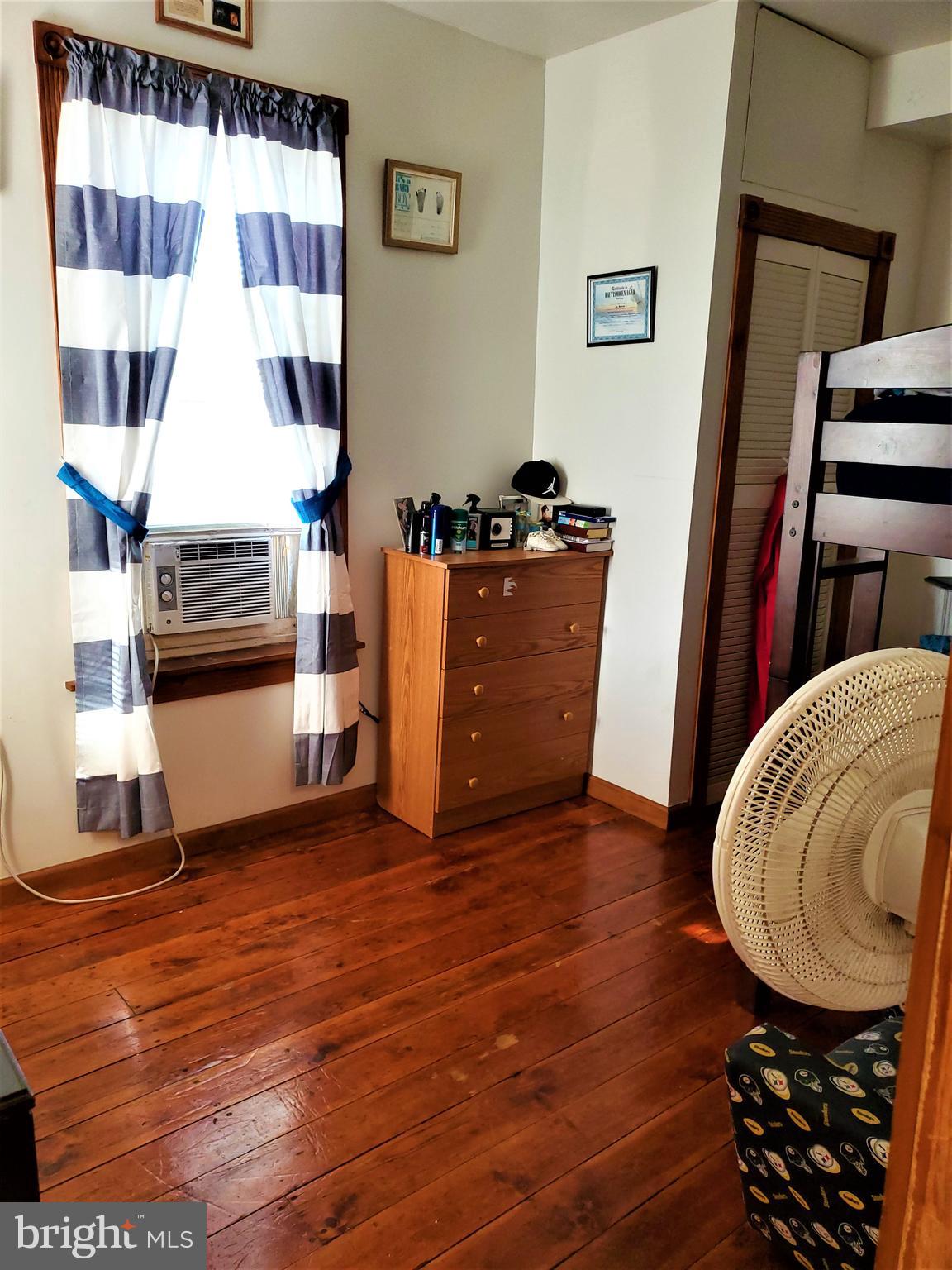 513 Ritter Street Reading, PA 19601 - Photo 22 of 33 middle bedroom