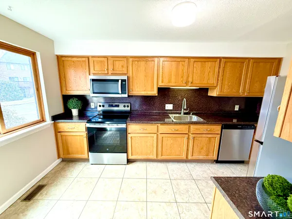 $249,900 | 169 Greenwoods Lane, Unit 169, East Windsor, CT 06088