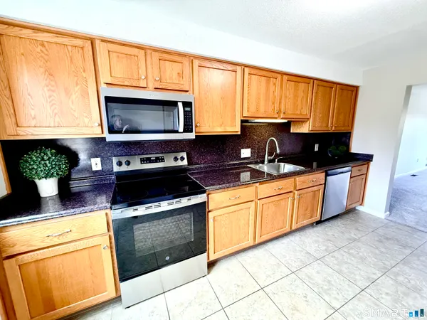 $249,900 | 169 Greenwoods Lane, Unit 169, East Windsor, CT 06088