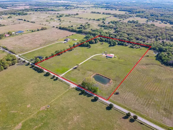 an aerial view of a tennis court