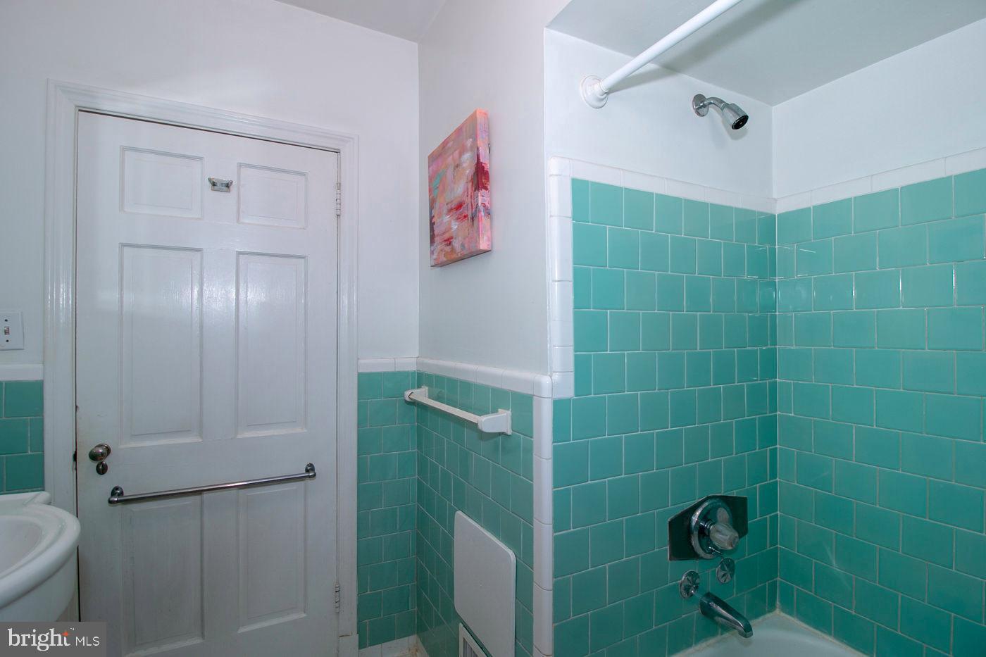 103 Greenbrier Road Towson, MD 21286 - Photo 25 of 53 First floor full bath with tub/shower