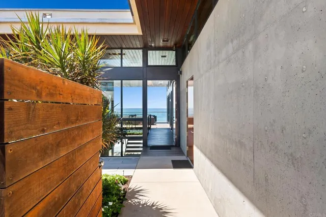 a view of entryway with a small yard