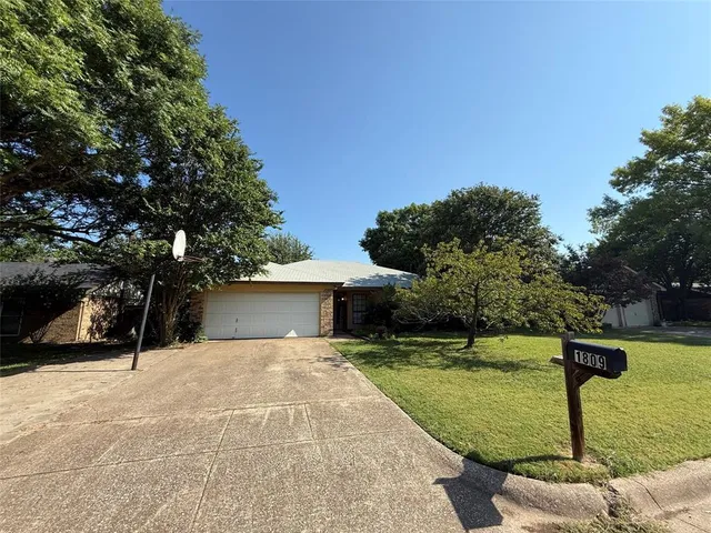 a view of a house with backyard