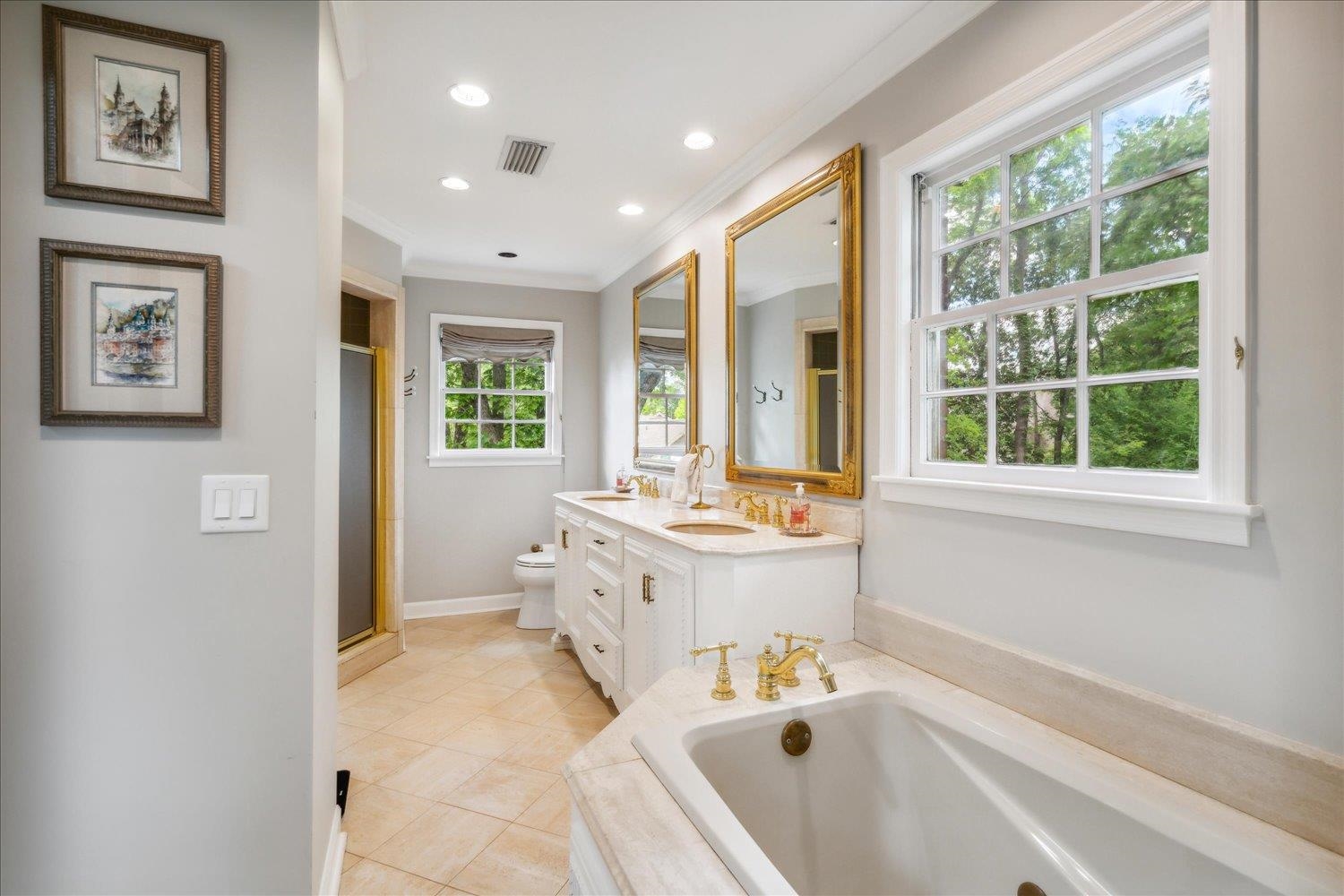 4585 Walnut Grove Road Memphis, TN 38117 - Photo 24 of 36 a bathroom with a tub sink and mirror