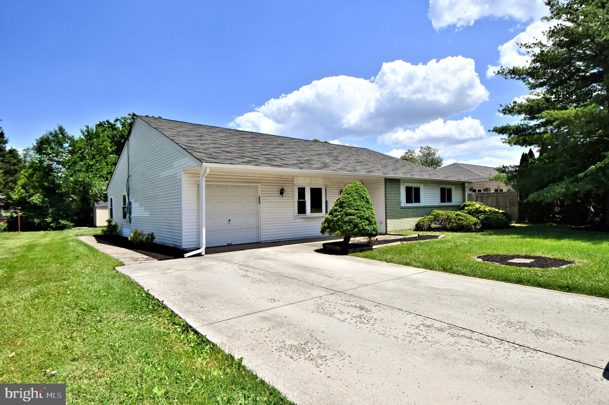 211 Oaktree Road Norristown, PA 19401 - Photo 3 of 62 Gallery Image 3