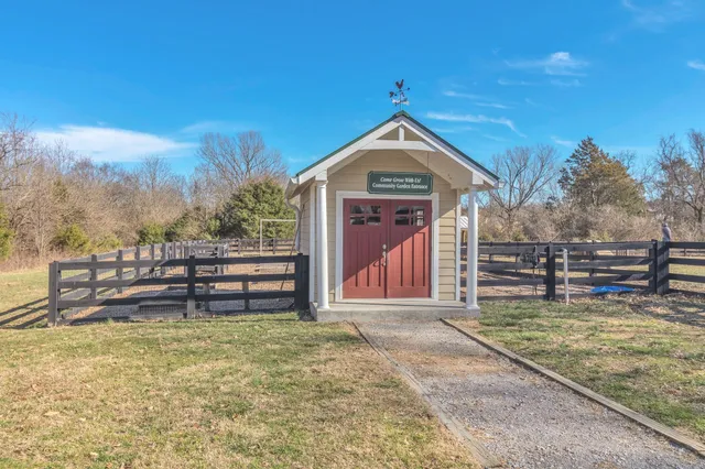 a view of entryway with backyard