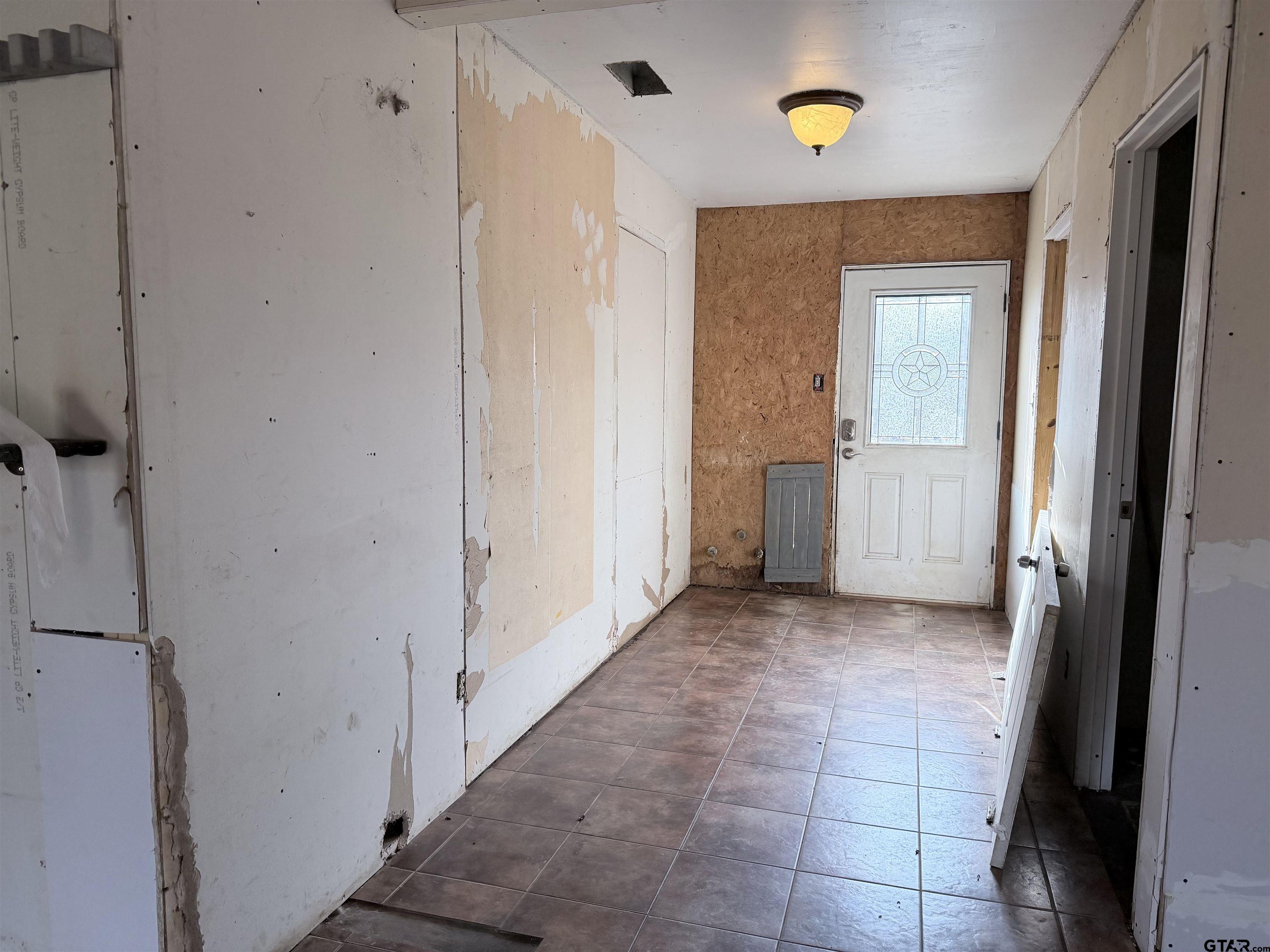14946 County Road 220 Tyler, TX 75707 - Photo 11 of 41 a view of a hallway to rooms and stairs
