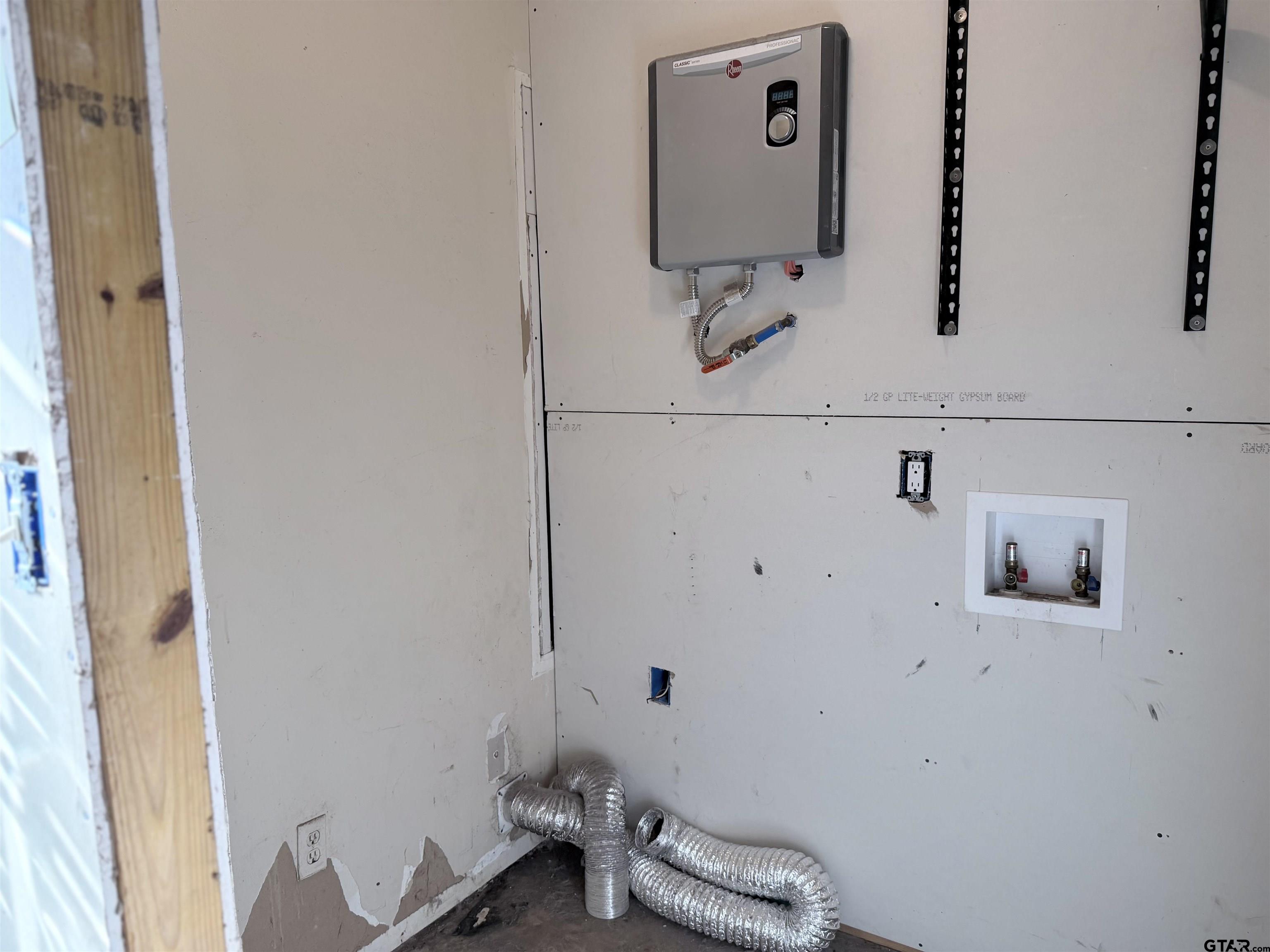 14946 County Road 220 Tyler, TX 75707 - Photo 18 of 41 a bathroom with a toilet and mirror