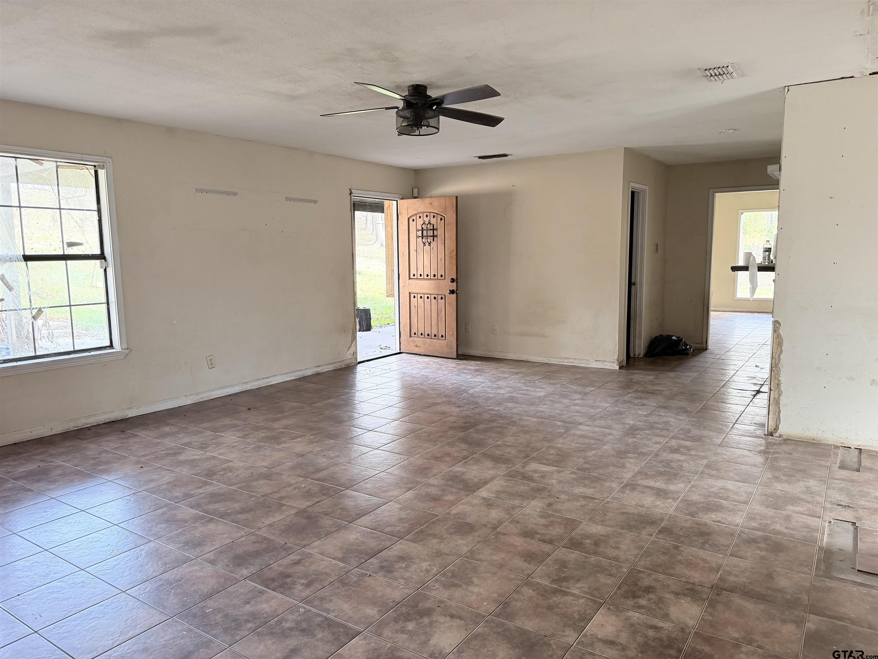 14946 County Road 220 Tyler, TX 75707 - Photo 5 of 41 an empty room with windows and closet