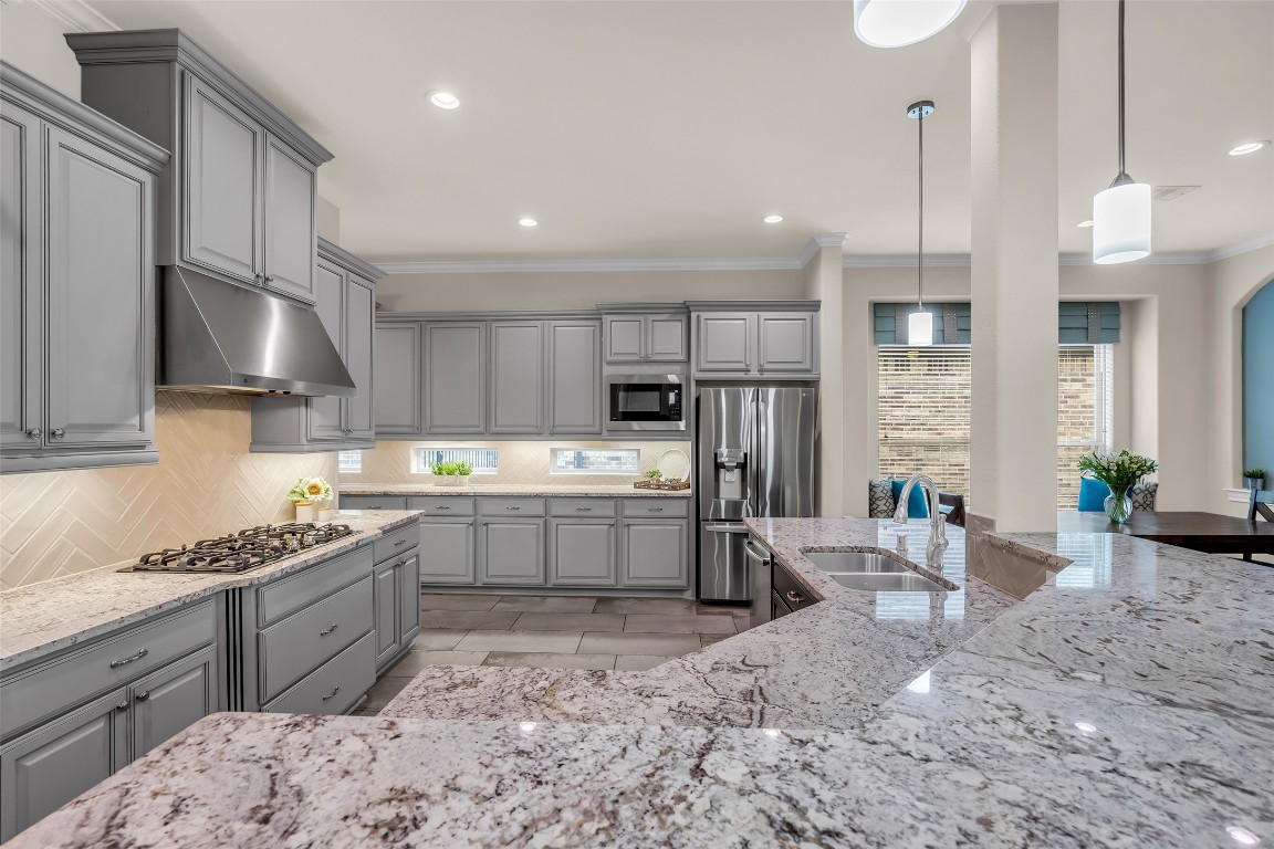 4060 Windsor Chase Drive Spring, TX 77386 - Photo 12 of 40 a kitchen that has a lot of cabinets in it and appliances