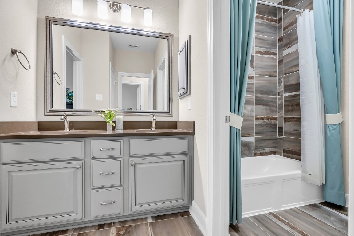 4060 Windsor Chase Drive Spring, TX 77386 - Photo 30 of 40 a bathroom with a bathtub a sink and a mirror