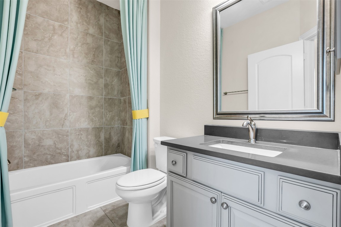 4060 Windsor Chase Drive Spring, TX 77386 - Photo 32 of 40 a bathroom with a sink a toilet and a bathtub