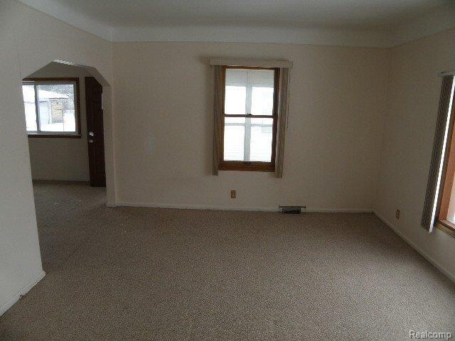 8631 Evergreen Road Detroit, MI 48228 - Photo 3 of 10 8631 Evergreen- living room