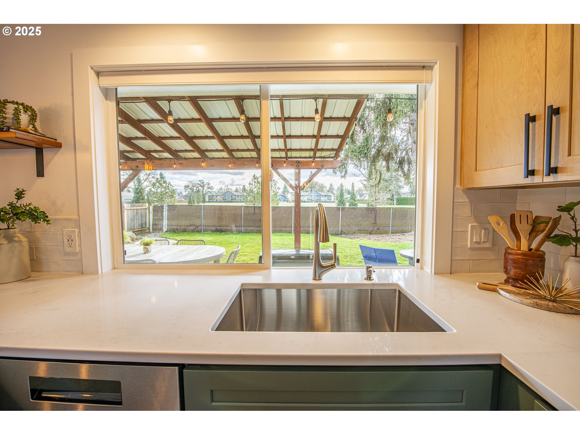 3052 Kentwood Drive Eugene, OR 97401 - Photo 11 of 43 a view of a living room and window