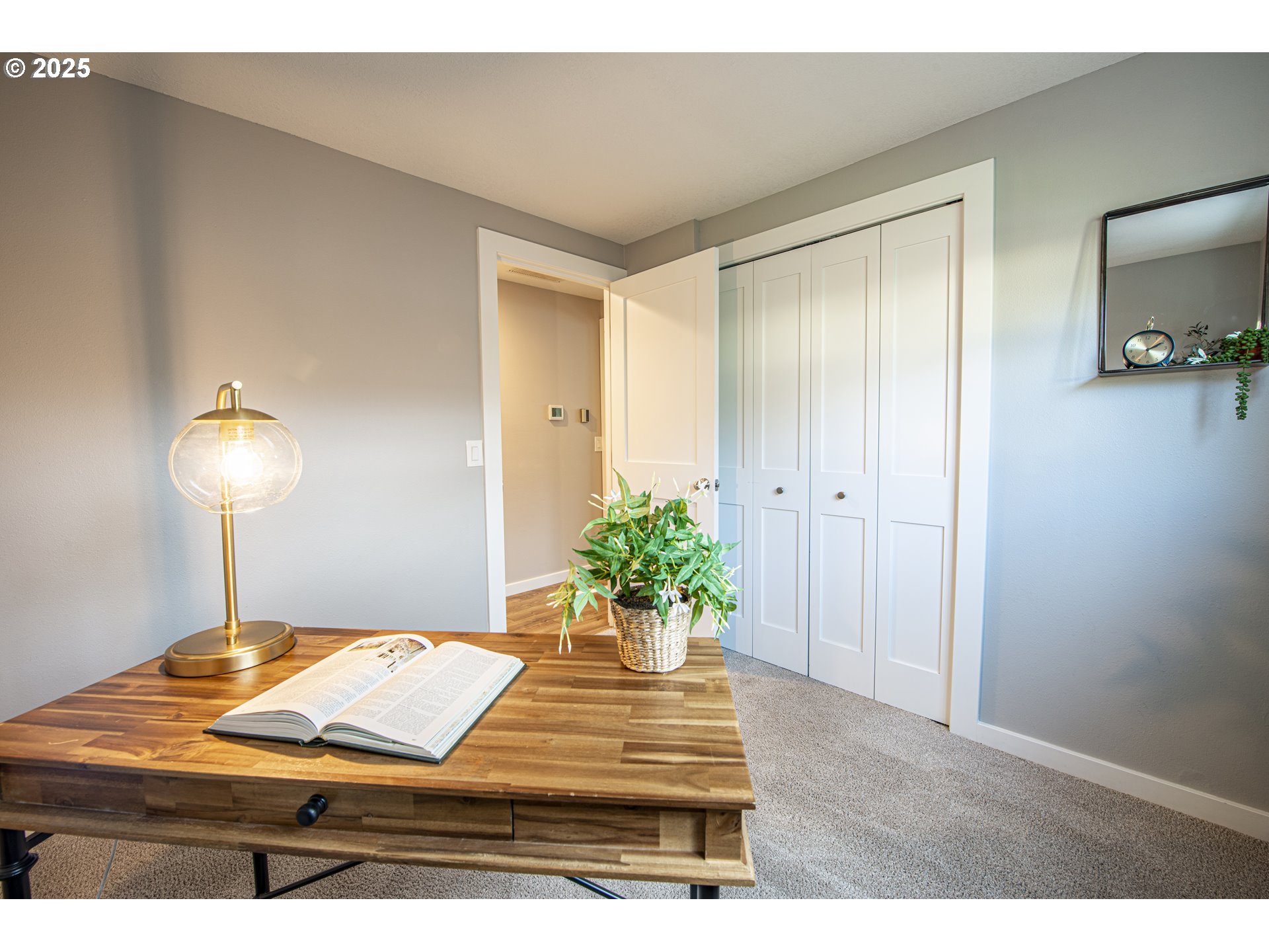 3052 Kentwood Drive Eugene, OR 97401 - Photo 25 of 43 a view of a livingroom with furniture and a potted plant