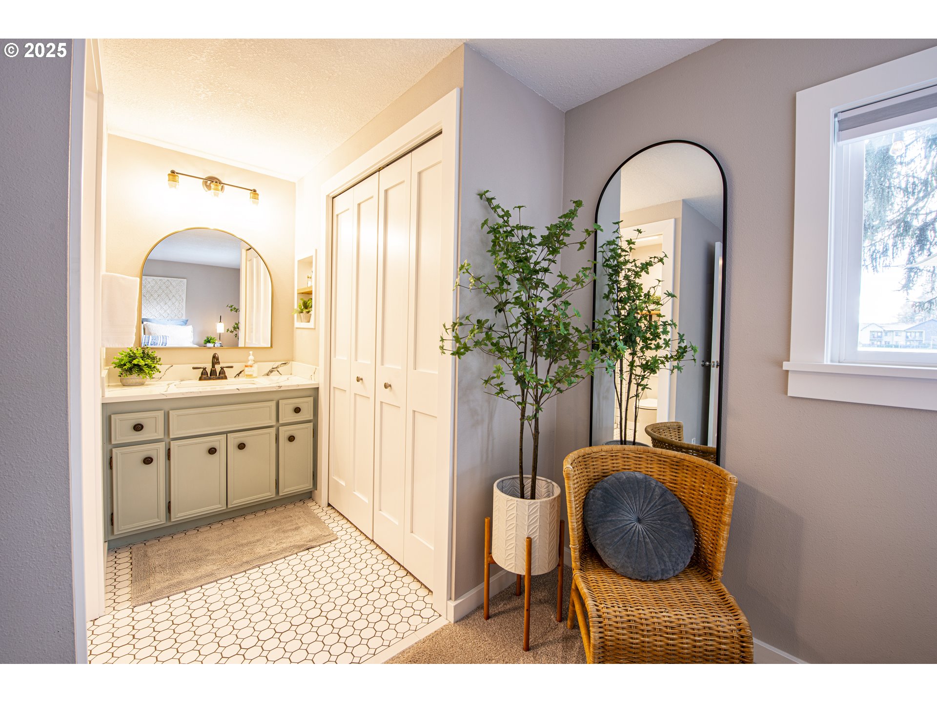 3052 Kentwood Drive Eugene, OR 97401 - Photo 28 of 43 a living room with furniture and a potted plant