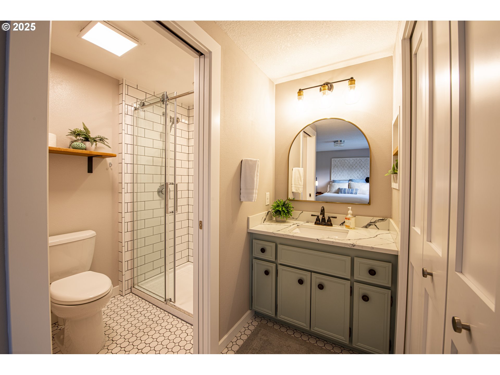 3052 Kentwood Drive Eugene, OR 97401 - Photo 29 of 43 a bathroom with a sink a toilet and shower