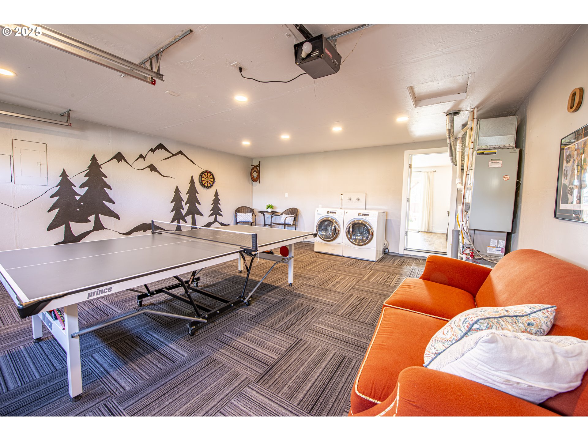 3052 Kentwood Drive Eugene, OR 97401 - Photo 32 of 43 a living room with furniture
