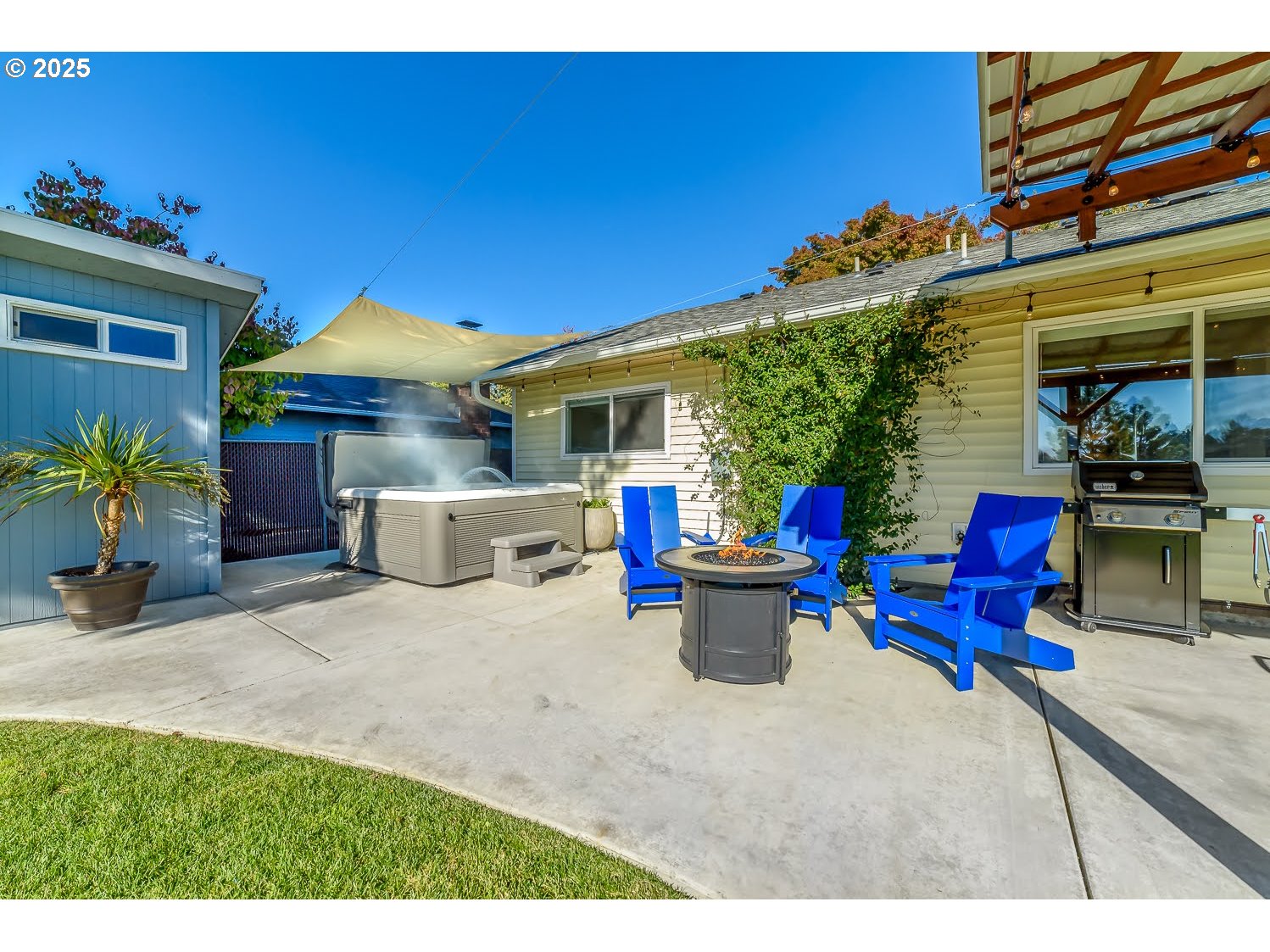 3052 Kentwood Drive Eugene, OR 97401 - Photo 35 of 43 a view of a house with a patio