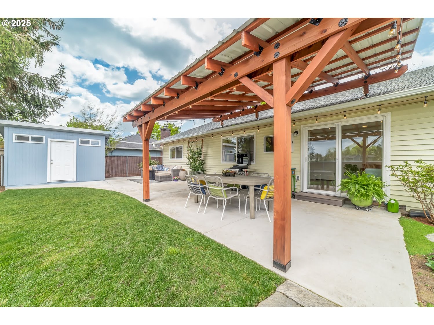 3052 Kentwood Drive Eugene, OR 97401 - Photo 36 of 43 a view of a backyard with a patio and a garden